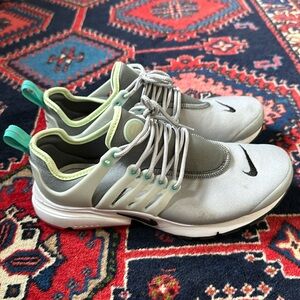 Nike women’s sneakers